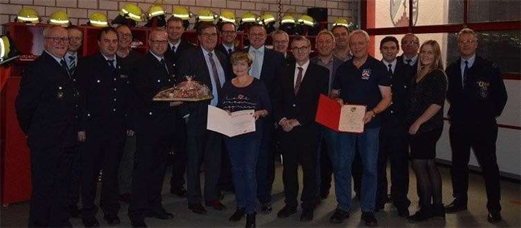 Dieter und Brigitte Sill wurden gelobt und gefeiert für ihr Engagement in der Feuerwehr Saffig. Foto: VG