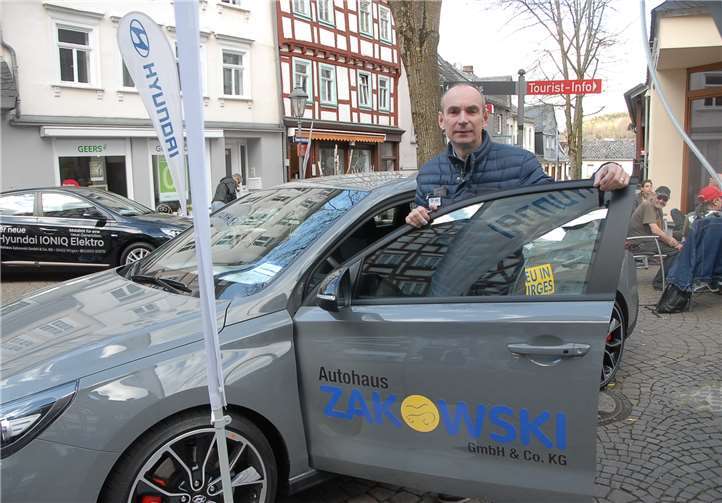 Dietmar Bohnenstengel vom Autohaus Zakowski präsentierte ein schnittiges Sportcoupé. Fotos: KER