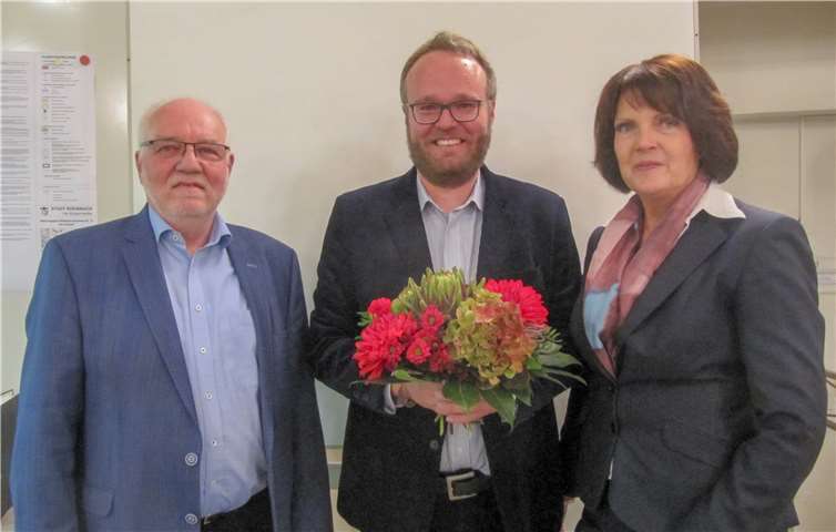 Dietmar Danz (l.), Vorsitzender der SPD Rheinbach, und die SPD-Fraktionsvorsitzende Martina Koch verabschiedeten Folke große Deters und dankten ihm für seinen großen Einsatz. privat