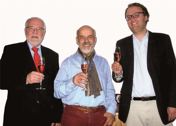 Dietmar Danz (l. ) und Folke große Deters (r.) gratulierten Gert-Uwe Geerdts im Namen des SPD-Ortsvereins. privat