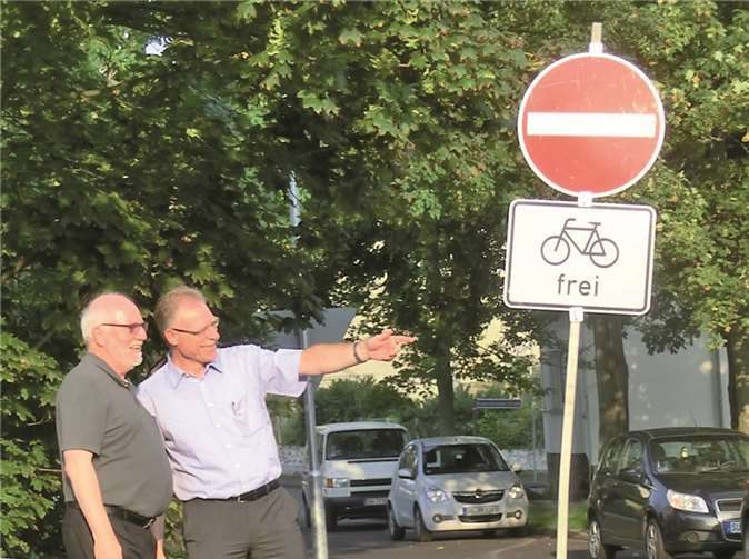 Dietmar Danz und Dr. Georg Wilmers am Einmündungsbereich Gymnasiumstraße/Römerkanal. privat