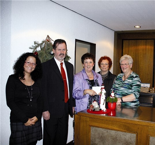 Dietmar Kalt, Filialleiter in Urmitz, und Prokuristin Nina Bernd hatten eine Überraschung im Gepäck.  privat