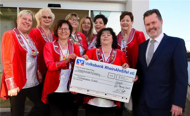 Dietmar Kalt, Leiter der Filiale Urmitz der Volksbank RheinAhrEifel (rechts), übergab eine Spende der Bank, in Höhe von 750 Euro, an die Vorsitzende des Örmser Möhnenvereins, Petra Hommer (2.v.r.). Foto: Udo Stanzlawski