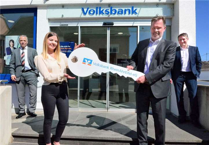 Laura Koch übernimmt die Leitung Dietmar Kalt, langjähriger Leiter der Filiale Urmitz der Volksbank RheinAhrEifel eG (2.v.re.), geht in den wohlverdienten Ruhestand und übergibt – gemeinsam mit Jürgen Jung, Direktor des Regionalmarktes KoblenzMittelrheinMosel (li.) und Teamleiter Carsten Schmidt (rechts) - den symbolischen Filialschlüssel an seine Nachfolgerin Laura Koch 2.v.l..).Foto: Udo Stanzlawski
