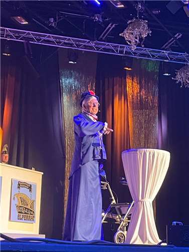 Dietmar Kessler war die schönste Hundertjährige aus Ransbach-Baumbach und entlockte den Zuschauern so manchen Lacher.