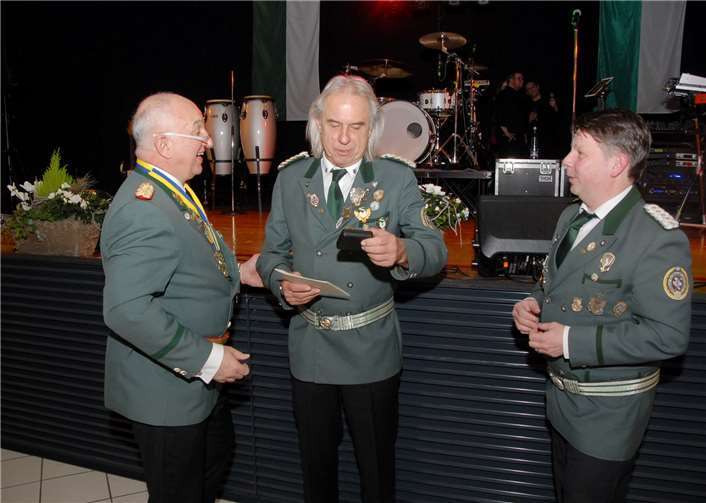 Dietmar Kessler wurde für seine fast fünf Jahrzehnte dauernde Mitgliedschaft bei den Ransbach-Baumbacher Schützen mit einer hohen Auszeichnung geehrt.Foto: KER