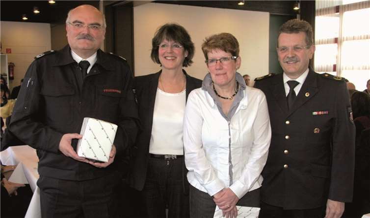 Dietmar Klein, Kreisdirektorin Annerose Heinze, Petra Klein und Kreisbrandmeister Walter Jonas(v.l.n.r.).Peter Kern