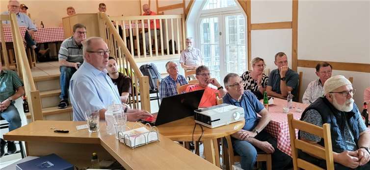 Dietmar Knerr erläuterte die Planungen für den elektrischen Betrieb der Ahrttalbahn. Foto: privat