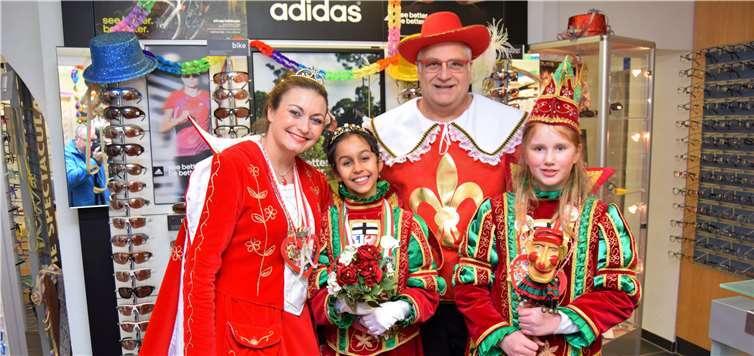 Dietmar Koester begrüßte Prinzessin Astrid I. und Kinderprinzenpaar Emma I. und Amira I. in seinen Räumlichkeiten. -EICH-
