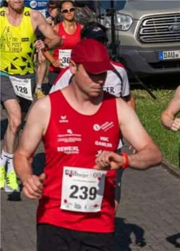 Dietmar Krämer – 10.000 m in Gerolstein - mit fragendem Blick auf seine Uhr ob es an diesem heißen Abend gut geht ?