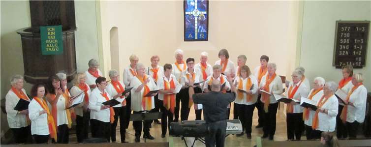 Dietmar Löffler leitete die Chöre mit Charme und Humor. Foto: privat