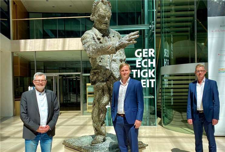 Dietmar Nietan begrüßte Stefan Pohl und Marco Deckers im Willy-Brandt-Haus in Berlin.Foto: privat