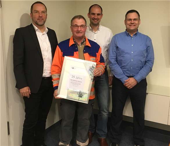 Dietmar Schmitz (Mitte) nimmt die Glückwünsche zu seinem Dienstjubiläum entgegen. Foto: privat