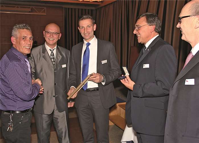 Dietmar Siemssen überreichte den Stabilus-Jubilaren Urkunden und Nadeln als Dank und zur Erinnerung an ihr 25. beziehungweise 40. Jubiläum.privat