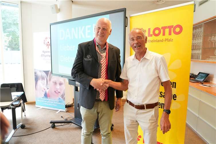 Dietmar Steffen (rechts) übergab den „Vizepräsidenten-Staffelstab“ in Form eines SORLP Sakkos an Frank Post.  Foto: SORLP