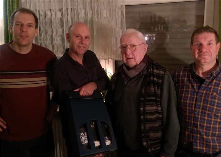 Dietmar Surges, Ansgar Fisang und Rolf Nietgen danken Clemens Bertram mit einem Weinpräsent für seinen jahrzehntelangen Einsatz im Vorstand. Fotos: Kolpingsfamilie Dernau