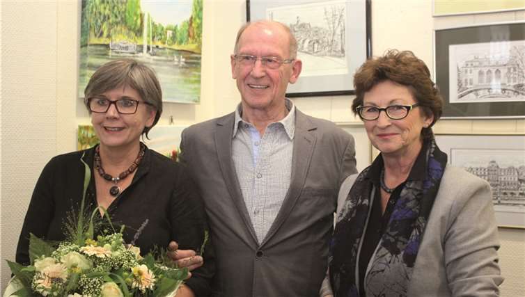 Dietmar Waloßek mit Bürgermeisterin Renate Offergeld (rechts) und Gastgeberin Gisela Ingenhorst. Gemeinde Wachtberg