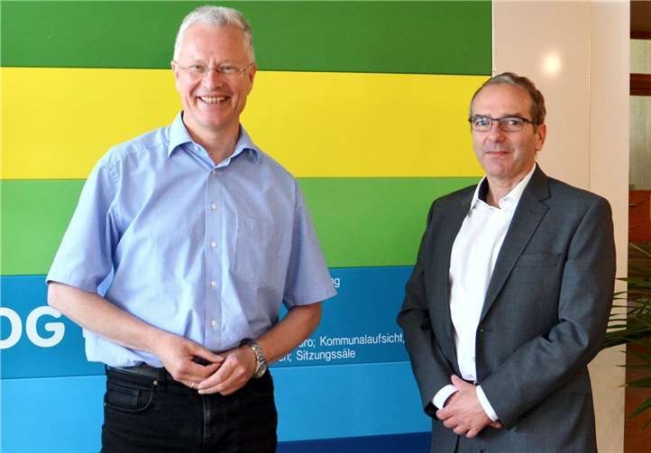 Dietmar Weber (rechts) ist der neue Schulleiter der Berufsbildenden Schule in Lahnstein. Gemeinsam mit Landrat Puchtler hob er die Bedeutung einer engen Zusammenarbeit zwischen den Berufsbildenden Schulen und dem Rhein-Lahn-Kreis als Schulträger hervor.  Kreisverwaltung/Uwe Rindsfüßer