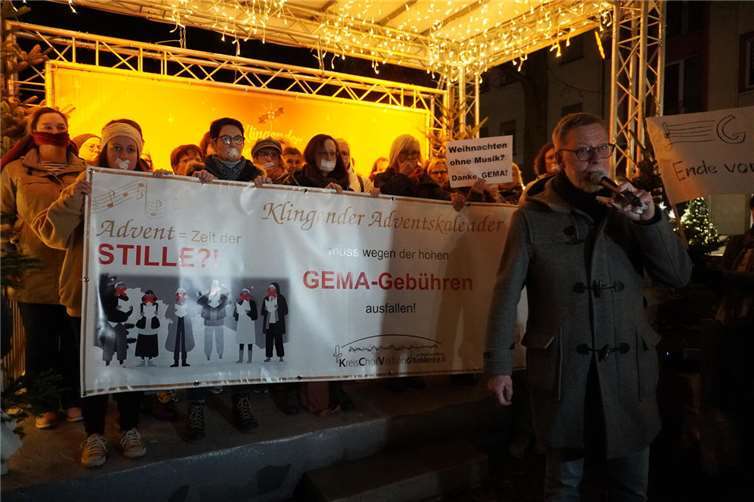 Dietmar Weidenfeller (Vorsitzender Kreis-Chorverband Koblenz ) informiert zum Hintergrund der Protestaktion auf dem Weihnachtsmarkt in Koblenz, im Hintergrund der „Stille Chor“.  Fotos: CF