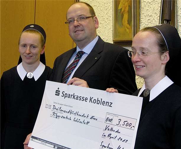Dietmar Zimmermann übergibtr die Spende an Schwester Bernadett-Maria und Schwester M. Lisane. privat