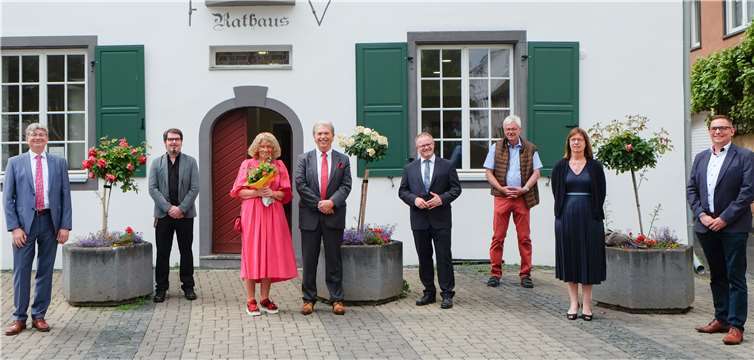 Dietrich Rühle (4. v. l.) freut sich mit seiner Frau Ingrid Rühle über Gratulationen von (v. l.) Ralf Seemann (Beigeordneter), Tobias Härtling (Die Linke), Jan Einig (Oberbürgermeister), Karl-Josef Heinrichs (FWG), Regine Wilke (Bündnis 90/Die Grünen) und Markus Blank (CDU).Foto: Stadt Neuwied