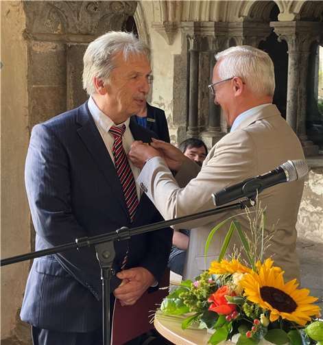 Dietrich Rühle erhielt aus den Händen vonLandrat Achim Hallerbach die Verdienstmedaille des Landes.