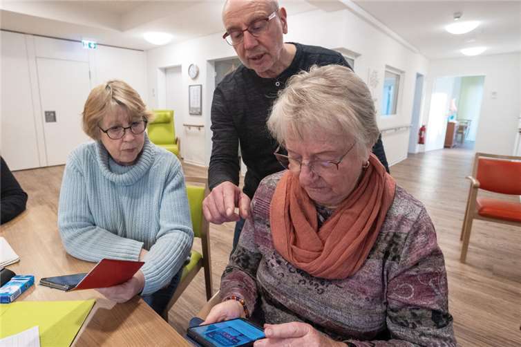 Digital-Botschafter Alfred Wenzel gibt wertvolle Tipps und leitet die Teilnehmer des Kurses „Digital aktiv“ an.  Foto: Eckhard Schneider