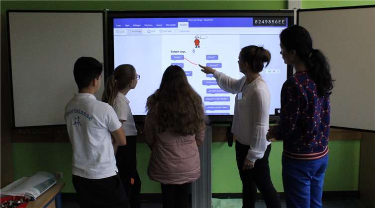 Digitaler Englischunterricht: Die Besucherinnen und Besucher konnten das beliebte Spiel „Simon says...“ am Bildschirm spielen.