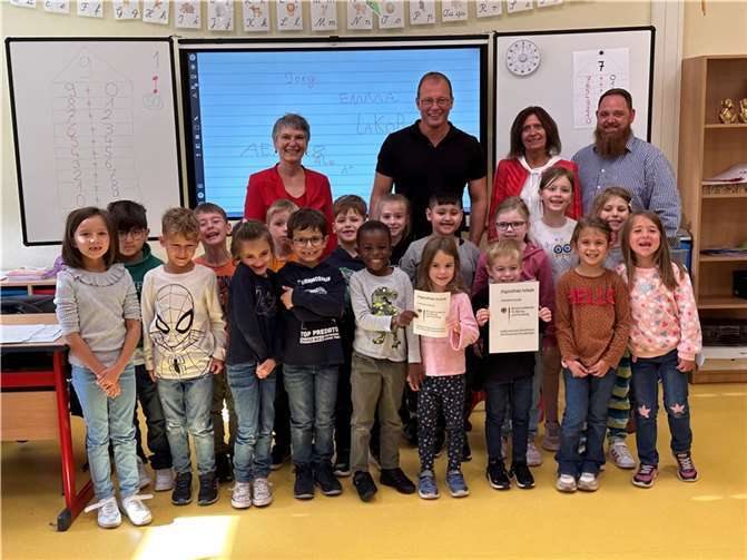 „Digitaler Feiertag“ für Schülerinnen und Schüler der Grundschule Pfarrer Bechtel: Jörg Lempertz (2.v. l.), Bürgermeister VG Mendig, Ute Dernbach (2. v. r.), Teilbereichsleiterin Familien, Schulen und Soziales VG-Verwaltung Mendig und Peter Stein (rechts), IT-Administration und Benutzerservice VG-Verwaltung Mendig, bei der symbolischen Übergabe der Smartboards an die Schulleiterin der Grundschule Pfarrer Bechtel, Diana Pretz (links). Foto: VG-Verwaltung Mendig/Stefan Pauly