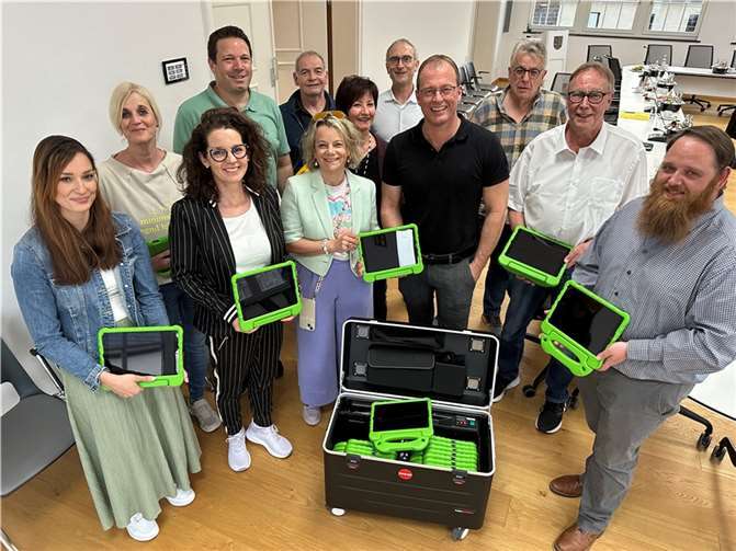 „Digitaler Feiertag“ für die Grundschulen in der VG Mendig. VG-Bürgermeister Jörg Lempertz konnte zum Abschluss der Maßnahmen rund um den „DigitalPakt Schule“ Tablets und Notebooks an die Schulleitungen verteilen. Foto: VG-Verwaltung Mendig/Stefan Pauly