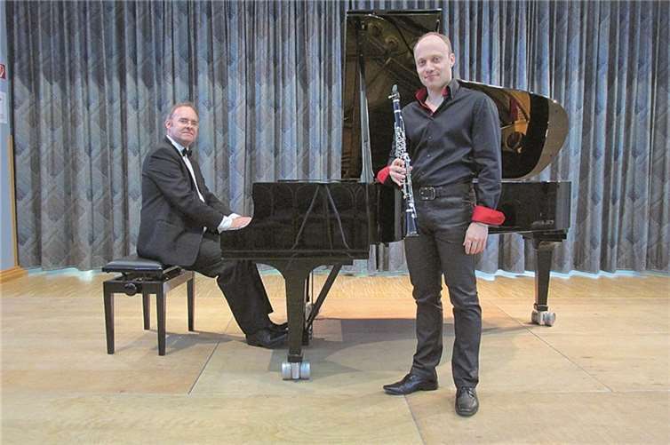 Dimitri Schenker und Jan Weigelt bieten Musik von George Gershwin dar.privat