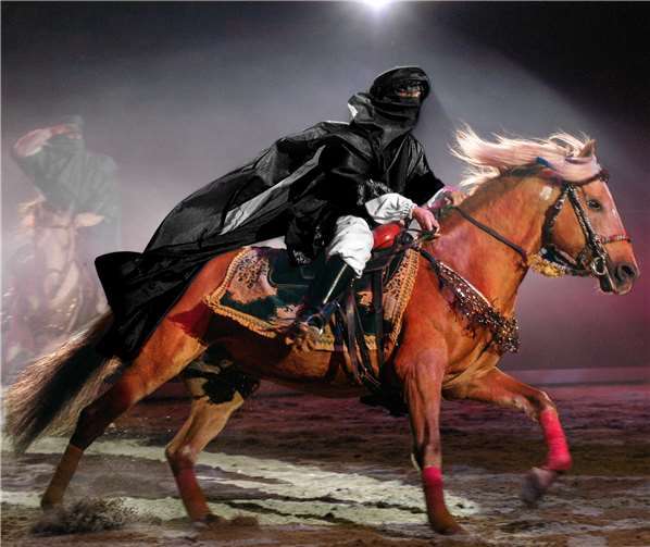 Dine Szene aus der Vorführung „Gefährten des Lichts“. APASSIONATA World GmbH