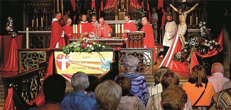 Diözesanpräses Thomas Gerber mit den Konzelebranten die Heilige Messe. privat