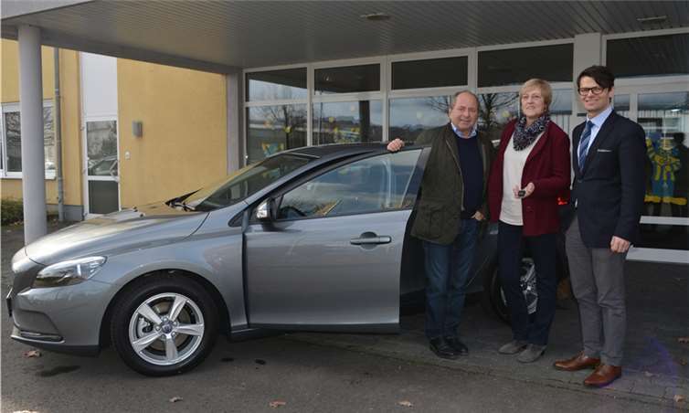 Dionysius Steingass (1.v.r.) vom Autohaus La LInea machte gemeinsam mit Klaus Ludwig (1.v.l)die Gewinnerin Margerethe Eekhoff mit ihrem neunen Auto vertraut.