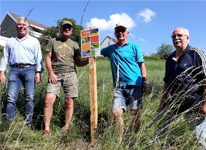Dipl.-Biologe Günter Hahn (2.v.l.) mit Vertretern der Bürgerinitiative Mensch und Natur Hardert/Rengsdorf. Foto: privat