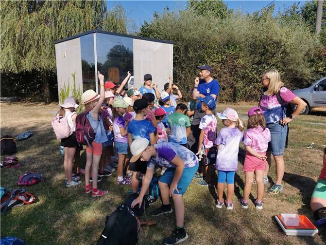 Dipl.-Biologe Immo Vollmer mit Kindern der Ferienspiele Staudt.  Foto: Nadine Käs/NI