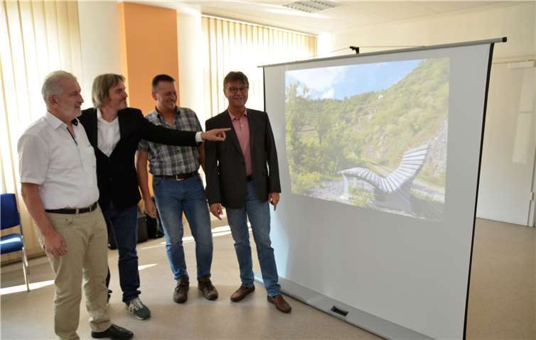 Dipl.- Biologe Jörg Hilgers (2.v.l) stellte dem Ersten Kreisbeigeordneten Burkhard Nauroth (rechts), Dr. Roland Pietsch, Referatsleiter Obere Naturschutzbehörde SGD Nord (2.v.r) und Bürgermeister Bruno Seibeld (links) einige Maßnahmen des Naturschutzprojektes vor.