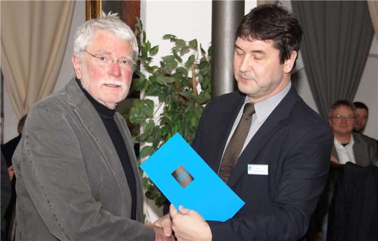 Dipl.-Ing. Bernd Wolfgang Kühne erhält eine Urkunde vom Vorsitzenden des VDI, Dr. techn. Thomas Kinsky, im Foto rechts.privat