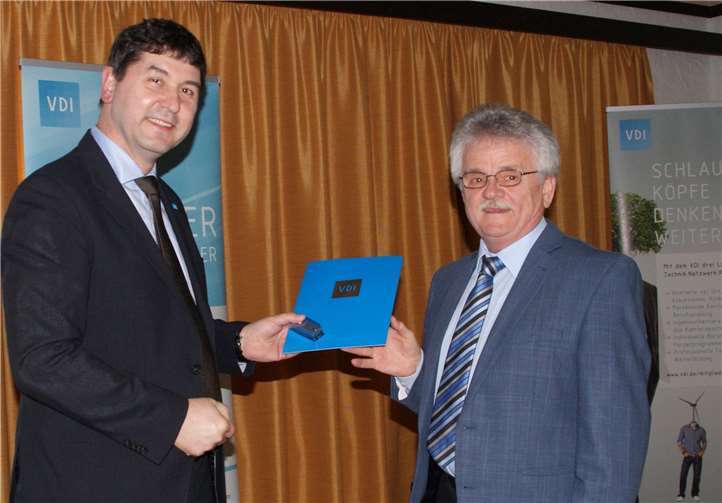 Dipl.-Ing. (FH) Karljosef Lescher aus St. Sebastian (re.) und Dr. Thomas Kinsky.Quelle: VDI