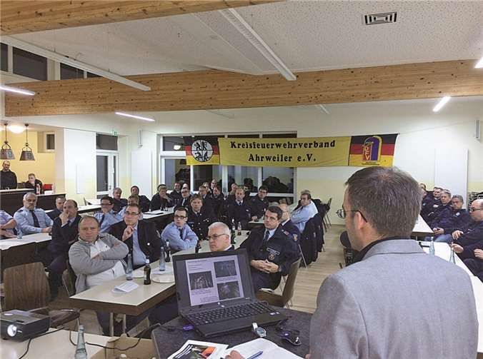 Dipl.-Ing (FH) Olaf Gerhards bei seinem Vortrag imDorfgemeinschaftshaus Gönnersdorf. privat