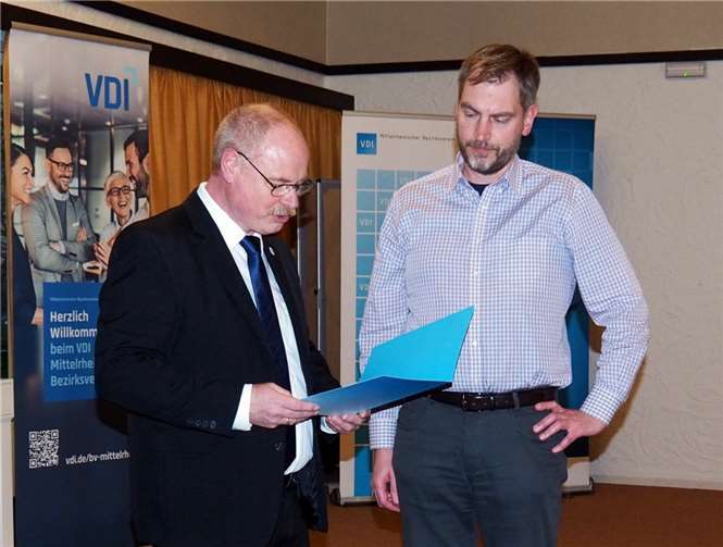 Dipl.-Ing. Frank Reinartz (re.) aus Koblenz wurde während der Mitgliederversammlung des VDI Mittelrheinischer Bezirksverein e.V. für seine 25-jährige Mitgliedschaft gewürdigt. Dipl.-Ing. Werner Schumacher gratulierte ihm und überreichte ihm die Urkunde und das Ehrenabzeichen.  Foto: VDI – Marianne Lotz