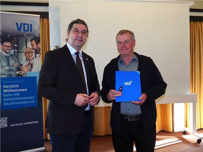 Dipl.-Ing. Hans-Günter Schüttner (re.) wurde für 40 Jahre Mitgliedschaft beim VDI geehrt.  Foto: VDI