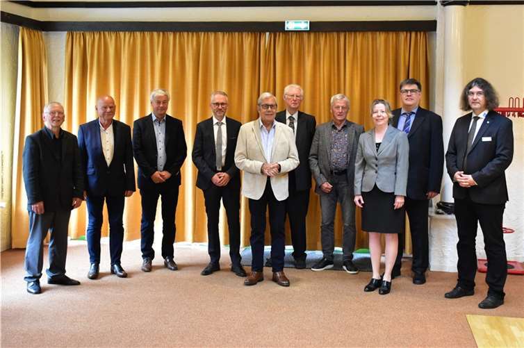 Dipl.-Ing. Horst Kemmann aus Niederelbert (5. v. r.) und Ing. (grad.) und Ferdinand Braun aus Neuhäusel (1.v.l.) wurden von Dr. Thomas Kinsky (1.v.r.) für ihre langjährige Mitgliedschaft ausgezeichnet.  Foto: VDI