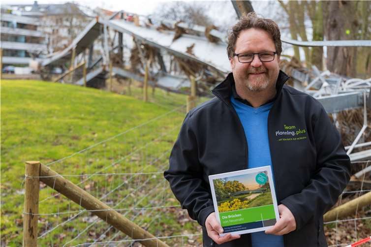 Buch als Nachruf für Brücken über die Ahr Dipl.-Ing. Jens Heckenbach mit dem Buch vor der ehemaligen Maria-Hilf-Brücke im Kurpark von Bad Neuenahr. Foto: Christoph Steinborn
