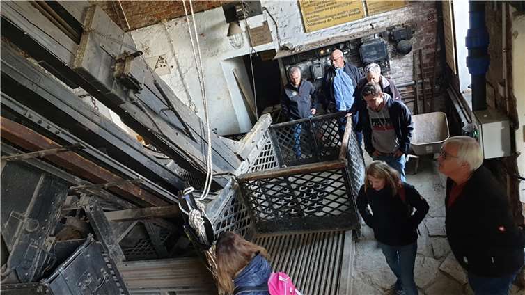 Dipl.-Ing. Jens Kugler mit dem Arbeitskreis in der Grube „Alte Elisabeth“ - Alina Wilbert-Rosenbaum, Svenja Schulze-Entrup, Hans Schüller, Nicolas Junglas, Jens Kugler, Uwe Hoffmann und Robert Dewald. Foto: Frank Neideck