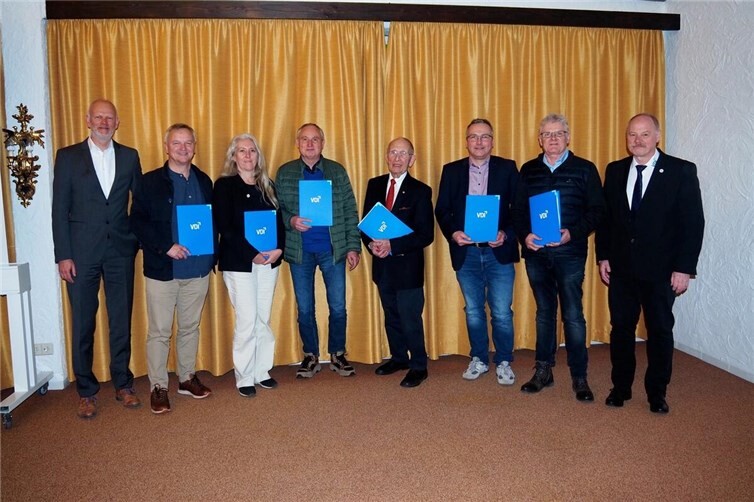 Dipl.-Ing. Joachim Syha (2. von rechts) aus Mülheim-Kärlich blickt auf 40 Jahre Mitgliedschaft im VDI Verein Deutscher Ingenieure e.V. zurück.