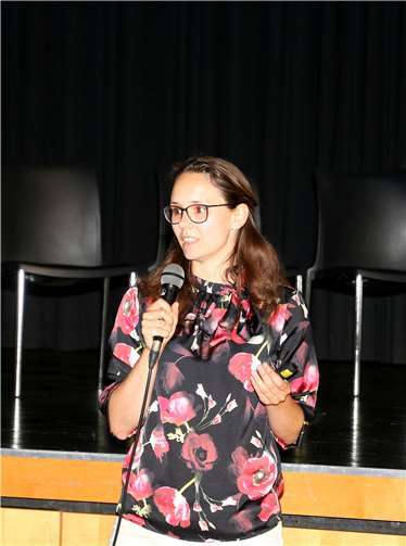 Dipl.-Ing. Julia Trapp präsentiert die Ideen der Architekturstudenten.