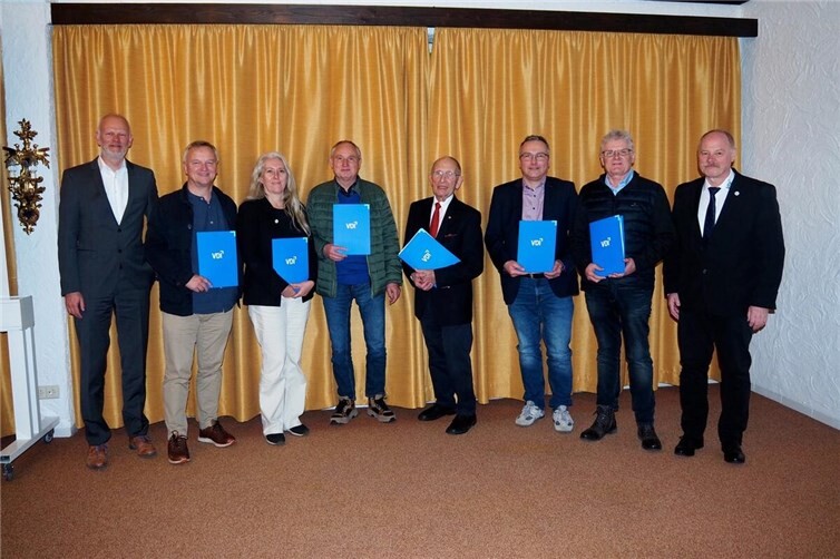 Dipl.-Ing. Kristina Thomas aus (3. von links) blickt auf 25 Jahre Mitgliedschaft im VDI zurück, während Prof. Dr.-Ing. Wolfgang Slowak (5. von links) bereits 60 Jahre dem Verein angehört. Für ihre langjährige Mitgliedschaft gratulierte ihnen der Vorsitzende Dipl.-Ing. Werner Schumacher (ganz rechts) und überreichte ihnen hierzu eine Urkunde sowie das Ehrenabzeichen.