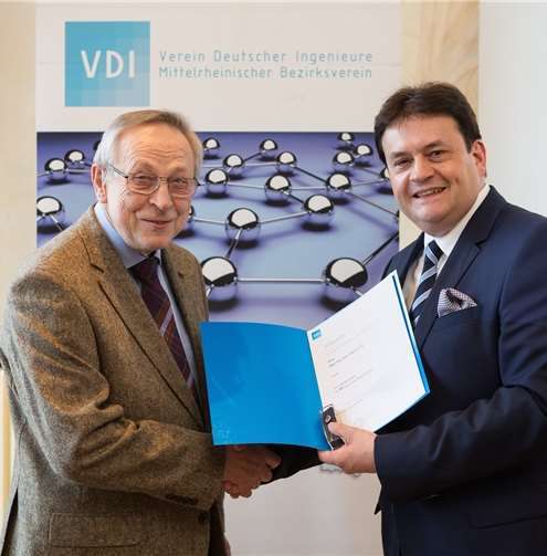 Dipl.-Ing. Kurt Barth (li.) wurde durch Dipl.-Wirtsch.-Ing. Jürgen R. Dietrich eine Urkunde und ein Ehrenabzeichen verliehen. VDI