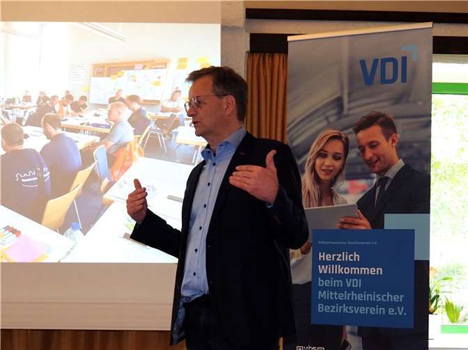 Dipl.-Ing. Markus Becker aus Bad Neuenahr-Ahrweiler erläuterte bei der Mitgliederversammlung des VDI Mittelrheinischer Bezirksverein e.V. seinen Zuhörern die Schwierigkeiten, mit denen die Bewohner des Ahrtals in den einzelnen Phasen des Wiederaufbaus konfrontiert sind.